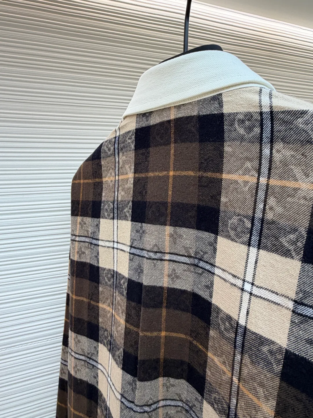 LOUIS VUITTON Contrast color lapel flannel long-sleeved polo shirt ●Original version: Purchased and developed for 13400 ●Item number: 1681490-B25 ●Material: jacquard dark grain cotton fabric ●Technology: jacquard production ●Color: brown ●Version: fitted version ●Weight: about 410 grams ●Size: XS-S-M-L ●Description: This Louis Vuitton plaid shirt is exquisitely crafted. The fabric adopts customized plaid jacquard technology, which combines the brand's classic pattern with plaid elements. It undergoes multiple yarn-dyed processes to ensure that the plaid is full of color and clear in texture. The white splicing part of the collar and cuffs is made of high-count cotton fabric, and has been carefully cut and spliced ​​to have smooth and compliant edges. The brand logo on the body is embroidered with fine embroidery threads and precise positioning, perfectly blending with the plaid fabric. The placket of the shirt uses invisible button technology, and the buttons and fabric are treated with the same color to enhance the overall aesthetics. High-strength silk threads are used in every stitching, and the double-thread stitching process ensures the firmness when worn. Every craft detail demonstrates the brand's pursuit of quality for classic items. The overall wiring is straight and delicate, the fabric is comfortable and soft, and the color is consistent without color difference. It can be matched with the same style to create a fashionable look and control various occasions. Customized accessories, complete with three standards, same style for men and women!